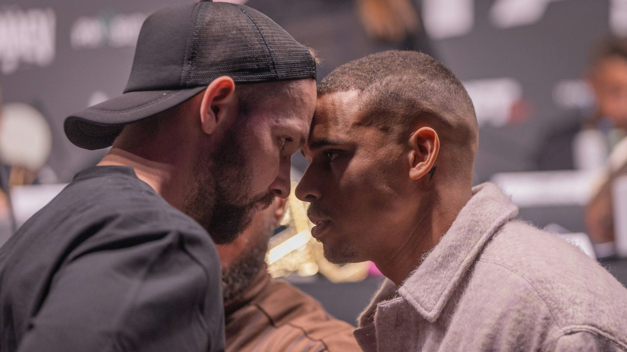 Jakub Merlan-Jarecki und Kevin Njie (r) stehen Kopf an Kopf.