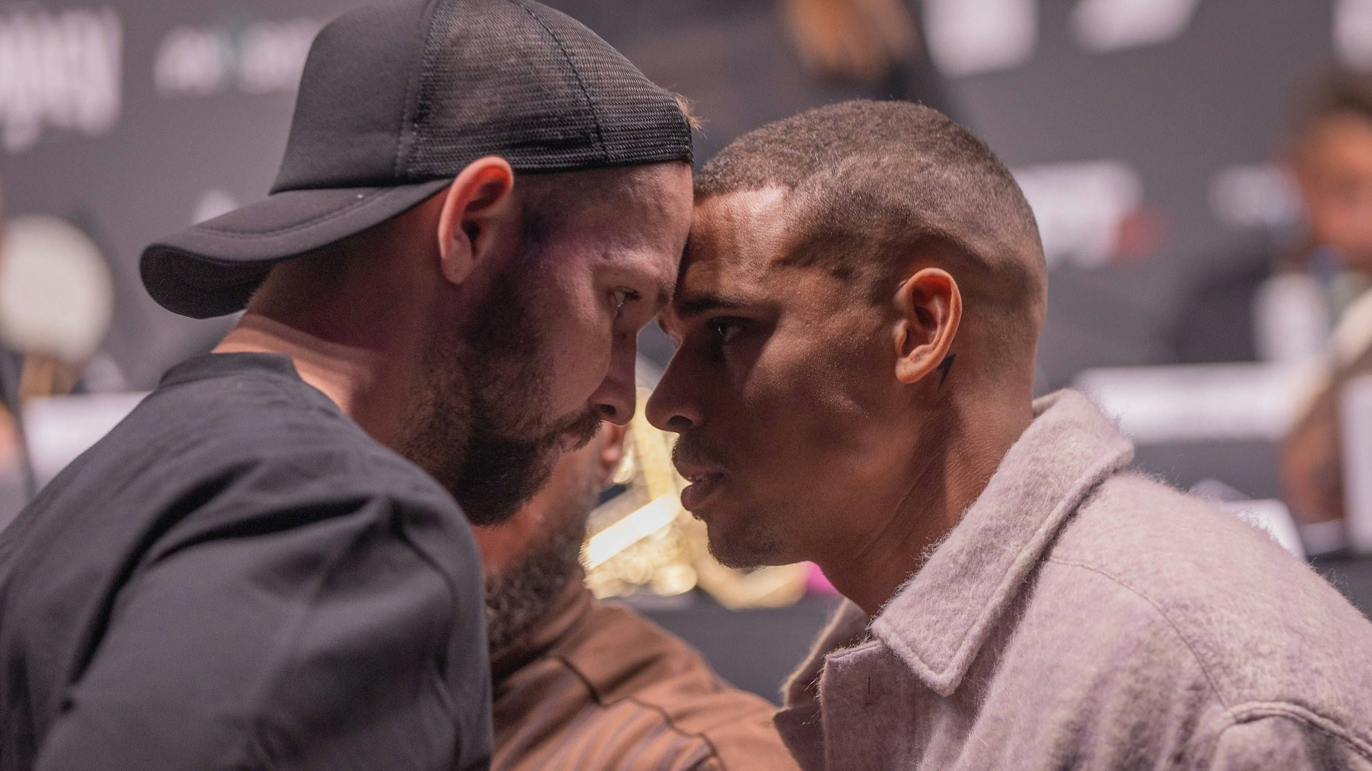 Pressekonferenz vor „Fame Fighting 2024“: Jakub Merlan-Jarecki und Kevin Njie (r) stehen Kopf an Kopf.