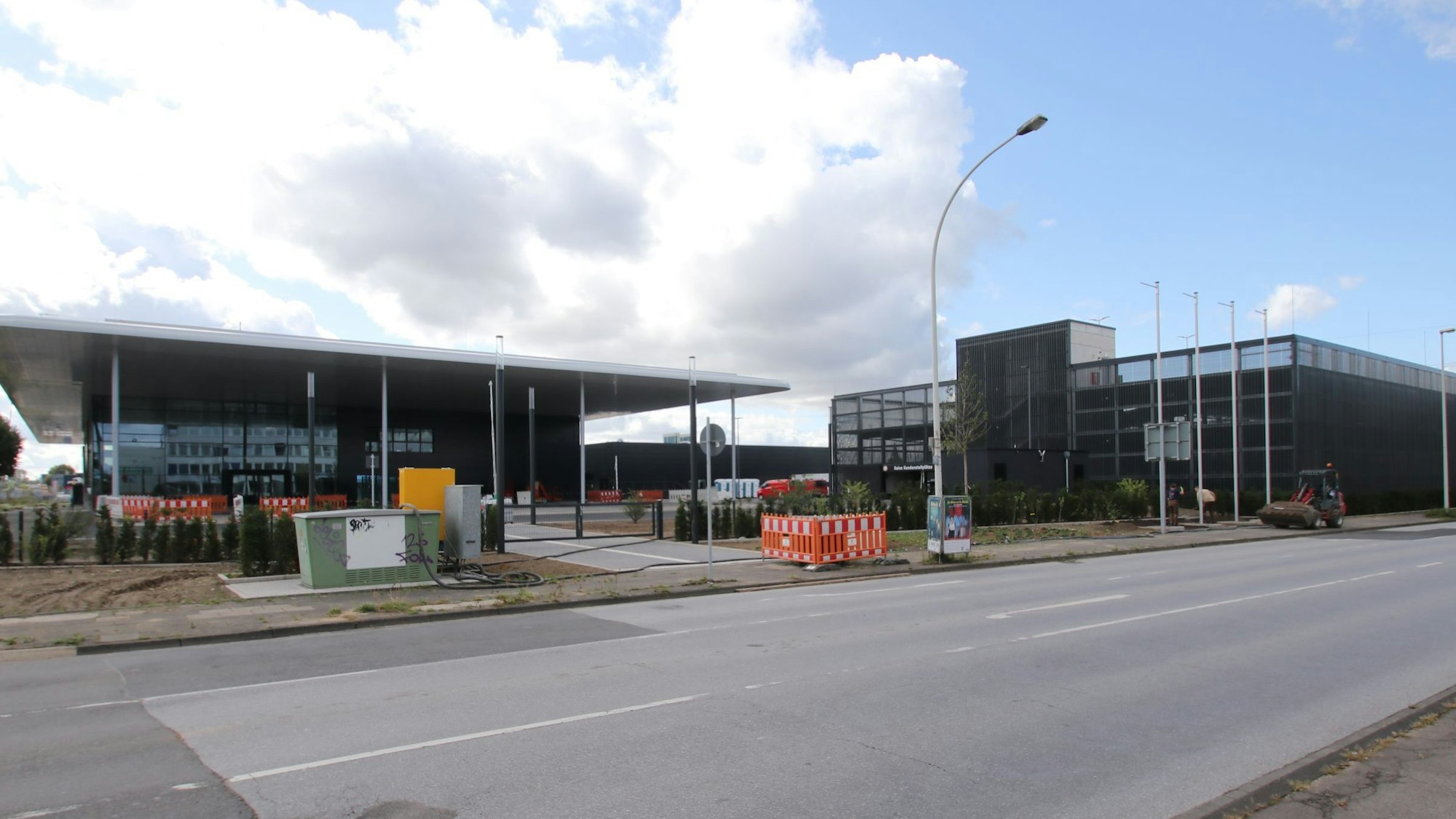 Auf dem Bild sind die fast fertigen Neubauten des Pkw-Centers von Mercedes-Benz zu sehen.