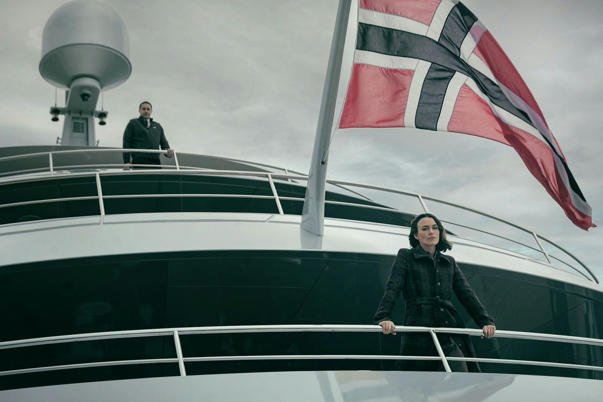 Captain Addis (John Macmillan) behält Lo (Keira Knightley) lieber im Auge. (Bild: © 2025 Netflix Inc. / Parisa Taghizadeh)