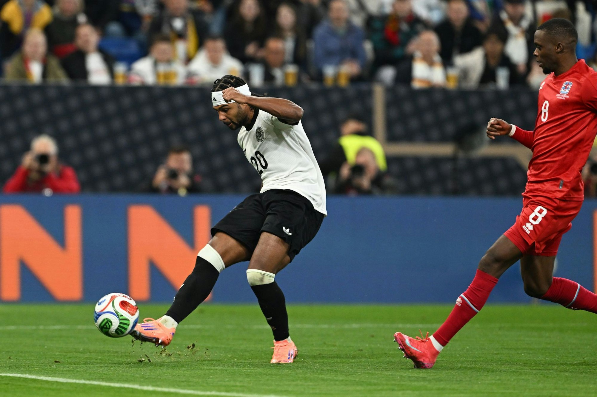 Serge Gnabry krönt seine Leistung mit dem Treffer zum 3:0.