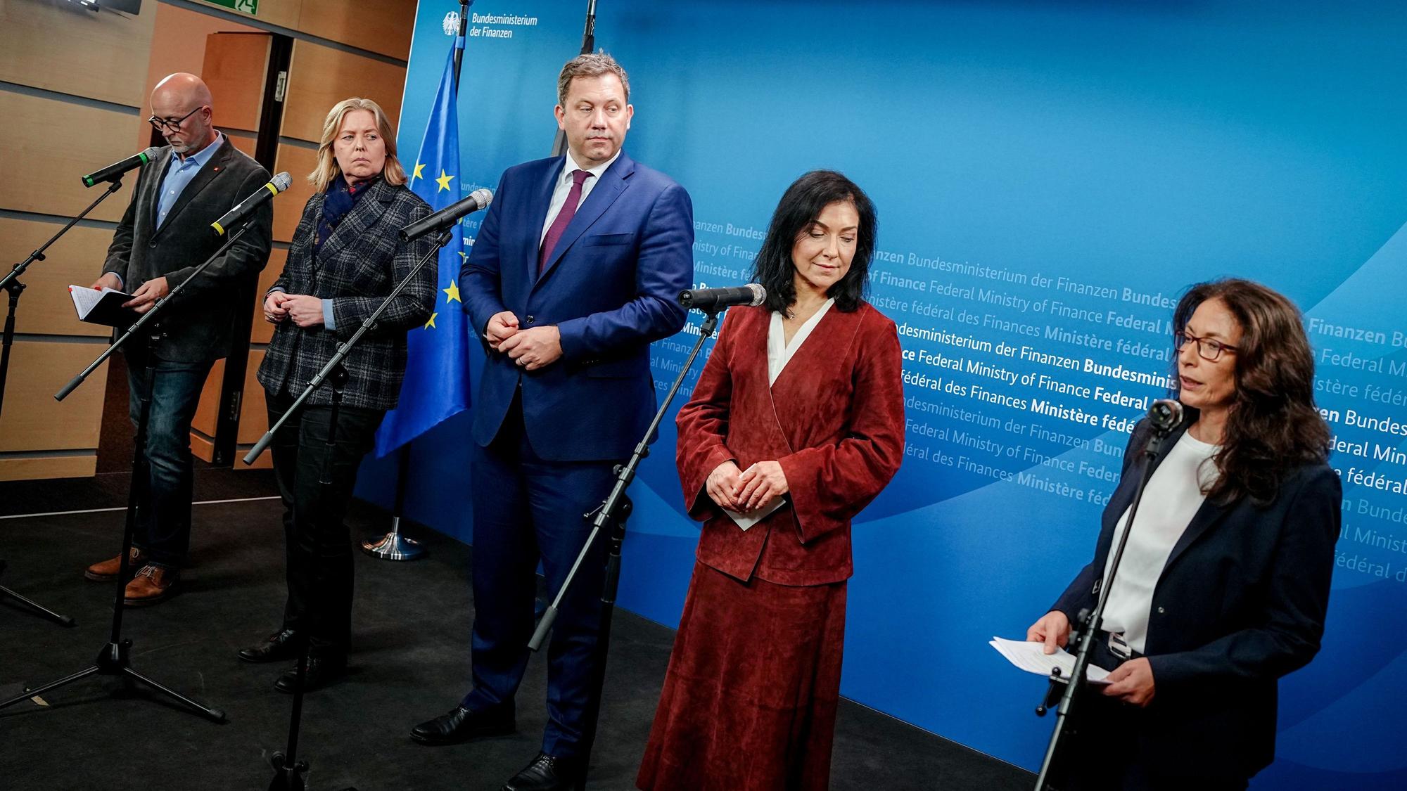 Volker Consoir (IG-Metall) Bärbel Bas (Bundesministerin für Arbeit und Soziales und SPD-Parteivorsitzende) Lars Klingbeil (Bundesminister der Finanzen, Vizekanzler und SPD-Bundesvorsitzender), Katherina Reiche (CDU, Bundesministerin für Wirtschaft und Energie), und Yasmin Fahimi (Vorsitzende des Deutschen Gewerkschaftsbundes) bei einer gemeinsamen Pressekonferenz Anfang Oktober.