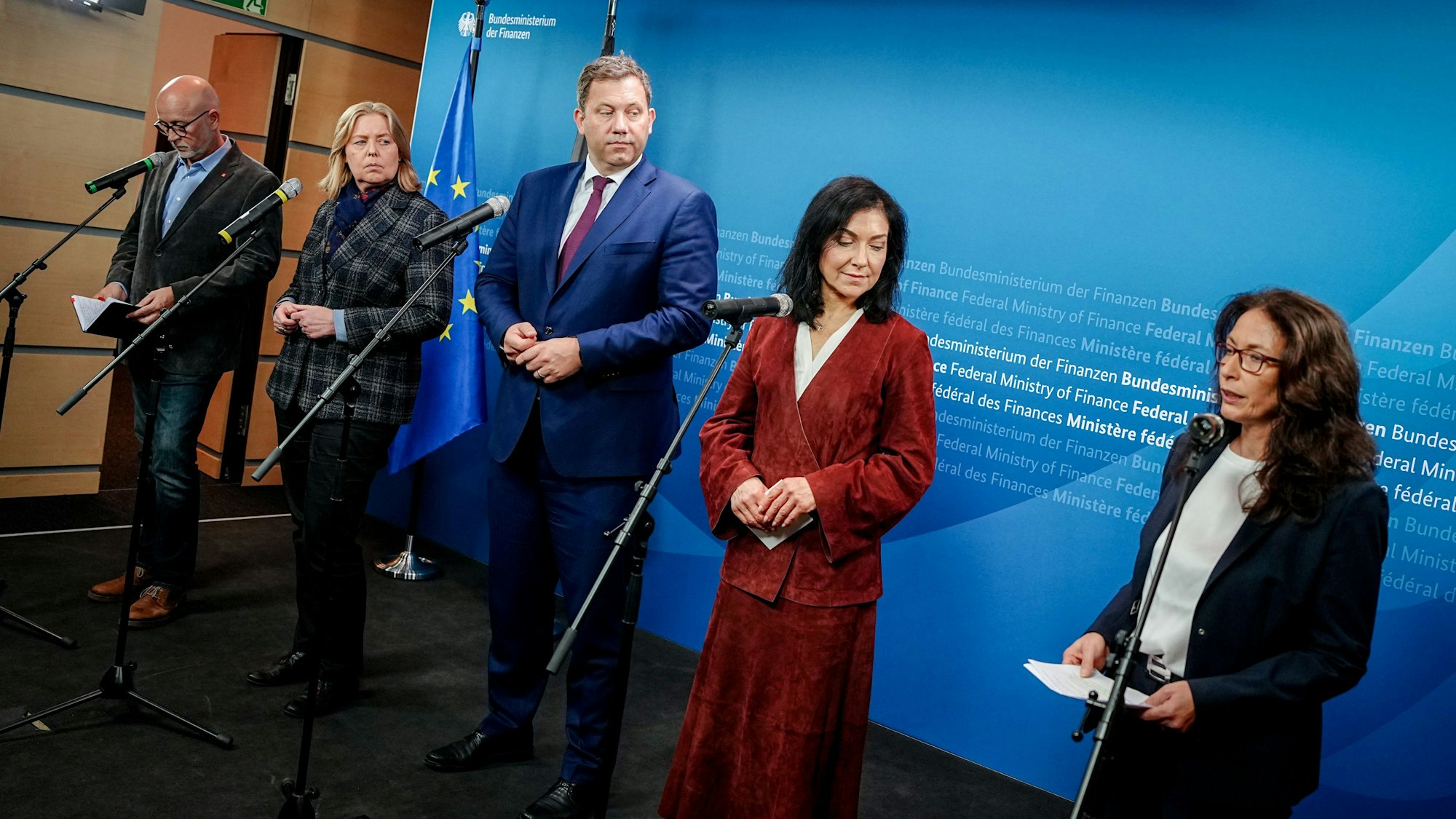 Volker Consoir (IG-Metall) Bärbel Bas (Bundesministerin für Arbeit und Soziales und SPD-Parteivorsitzende) Lars Klingbeil (Bundesminister der Finanzen, Vizekanzler und SPD-Bundesvorsitzender), Katherina Reiche (CDU, Bundesministerin für Wirtschaft und Energie), und Yasmin Fahimi (Vorsitzende des Deutschen Gewerkschaftsbundes) bei einer gemeinsamen Pressekonferenz Anfang Oktober.