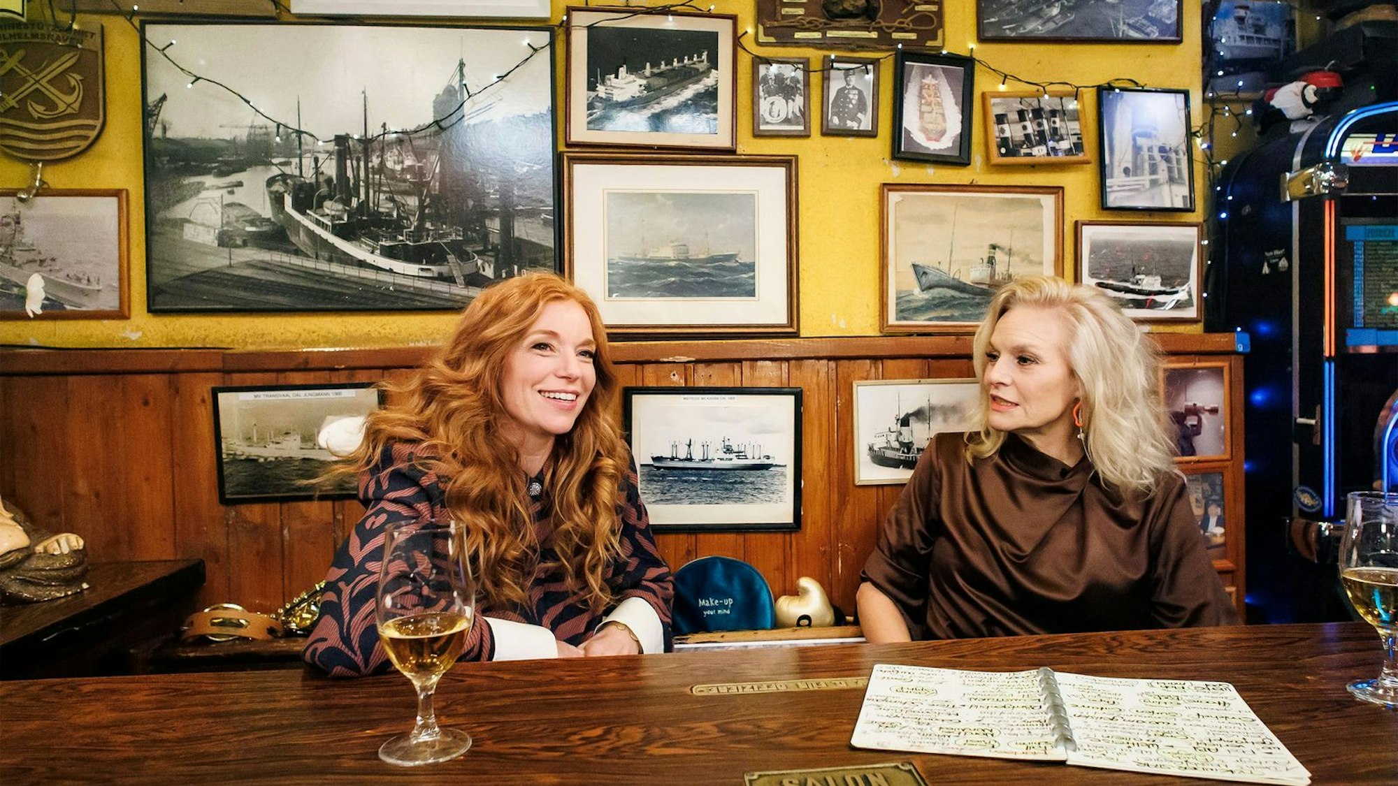 Marleen Lohse (links) hat bei „Inas Nacht“ über ihre ARD-Serie „Nord bei Nordwest“ gesprochen. (Bild: NDR/Morris Mac Matzen)