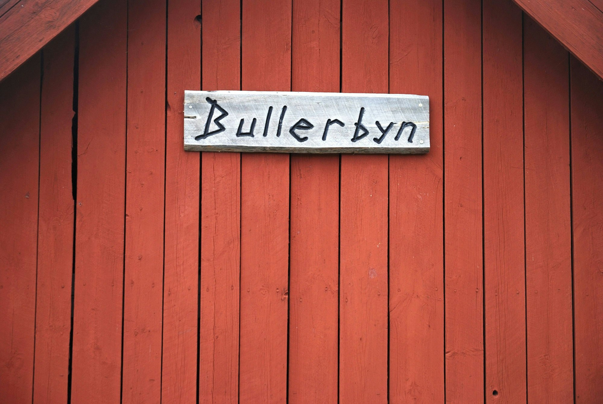 Bildnummer: 53386850 Datum: 11.08.2008 Copyright: imago/blickwinkel
Hinweisschild Bullerbue an einer Hauswand, Schweden, Sevedstorp, Bullerbyn information sign Bullerbyn at fassade, Sweden, Sevedstorp, Bullerbyn BLWS171456 kbdig 2008 quer Fassade Fassaden Hausfassade Hausfassaden Hauswand Hauswaende Gebaeude Bauwerk Bauwerke Haus Haeuser Holzhaus Holzhaeuser Behausungen Huette Huetten Holzhuette Holzhuetten rot Schild Schilder Hinweisschild Hinweisschilder signalisieren zeigen demonstrieren hinweisen aufmerksam machen Querformat Europa europaeisch Nordeuropa nordeuropaeisch Skandinavien skandinavisch Schweden schwedisch Astrid Lindgren Brett Bretter Holz Holzbrett Holzbretter Schrift Schriftzeichen Buchstabe Buchstaben Schriftzug Schriftzuege Wir Kinder aus Bullerbue Beruehmtheit beruehmt weltberuehmt bekannt weltbekannt hoelzern aus Holz cladding claddings facade facades building buildings house houses frame-house frame houses frame cottage frame cottages wooden house wooden houses housing hut huts wooden hut wooden huts red sign signs information sign information signs decal information signalising signalizing pointing out showing pointing demonstrating calling attention horizontal format Europe European Northern Europe North European Scandinavia Scandinavian Sweden Swedish The Six Bullerby Children The Children of Noisy Village board boards wood wooden board wooden boards characters character letter letters writing writings famousness famous world-famous renowned world-renowned wooden woodenly o00 Objekte
