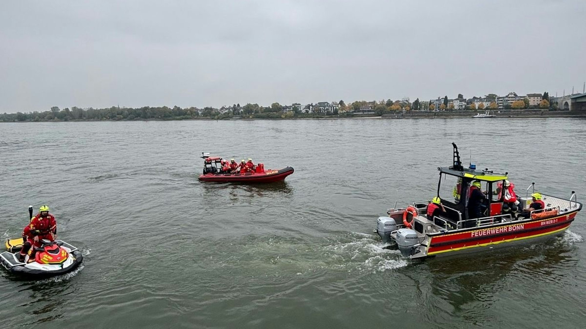 Ein Boot der Feuerwehr und der DLRG auf dem Rhein.