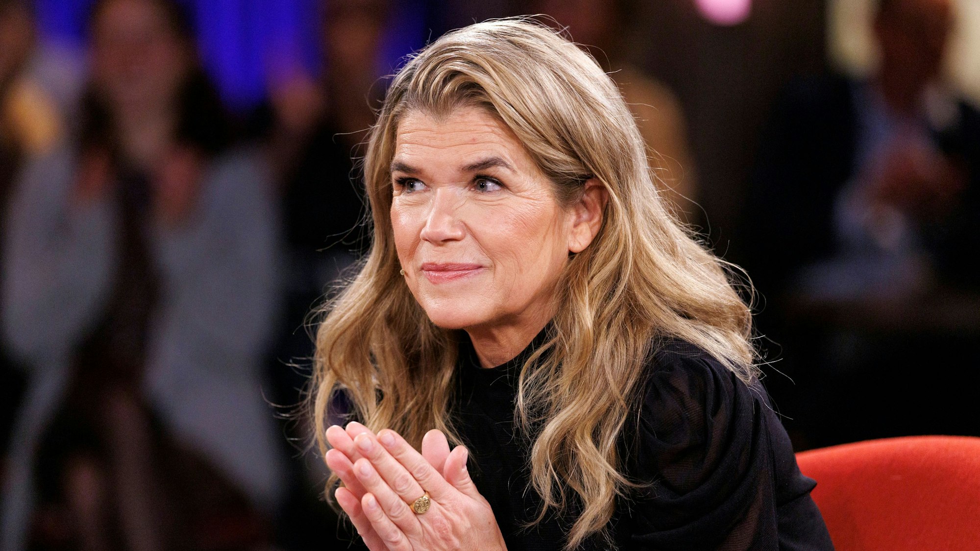 Das Bild zeigt Schauspielerin Anke Engelke in der WDR-Talksendung Kölner Treff in den WDR-Studios in Bocklemünd. Foto: xChristophxHardtx/IMAGO/Panama Pictures
