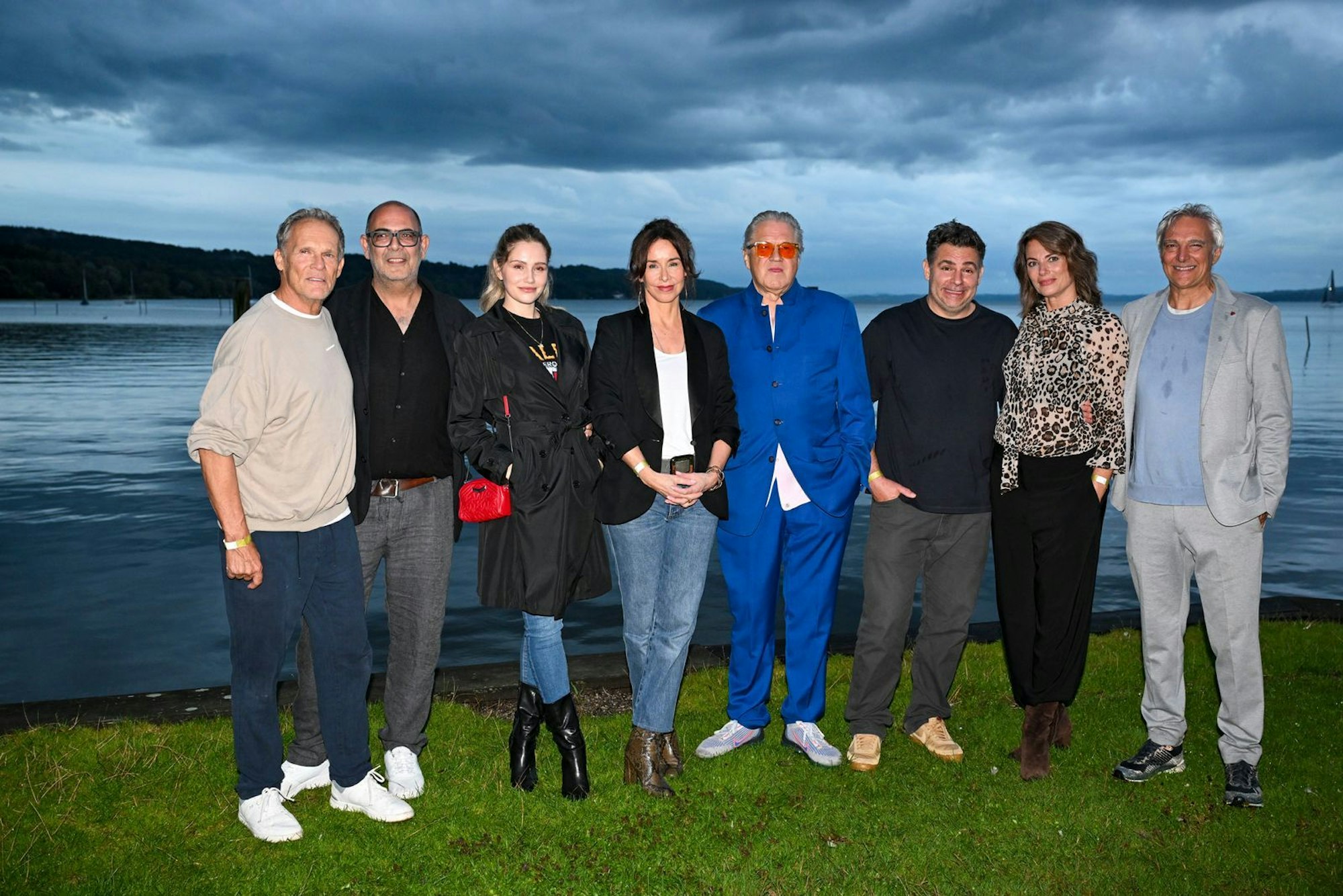 Gruppenbild beim Open-Air-Screening in Starnberg, von links: Christian Tramitz, Hannes Ringelstetter, Mitsou Jung, Katharina Müller-Elmau, Michael Brandner, Paul Sedlmeir, Susu Padotzke und Matthias Helwig, Leiter des Fünf Seen Filmfestivals. (Bild: 2025 Getty Images/Hannes Magerstaedt)