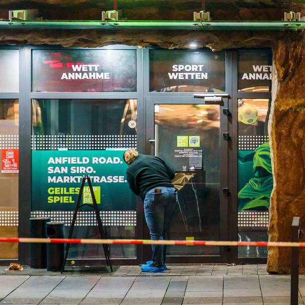 Die Spurensicherung ist vor dem Wettbüro, dem Tatort, im Einsatz.