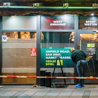 Die Spurensicherung ist vor dem Wettbüro, dem Tatort, im Einsatz.