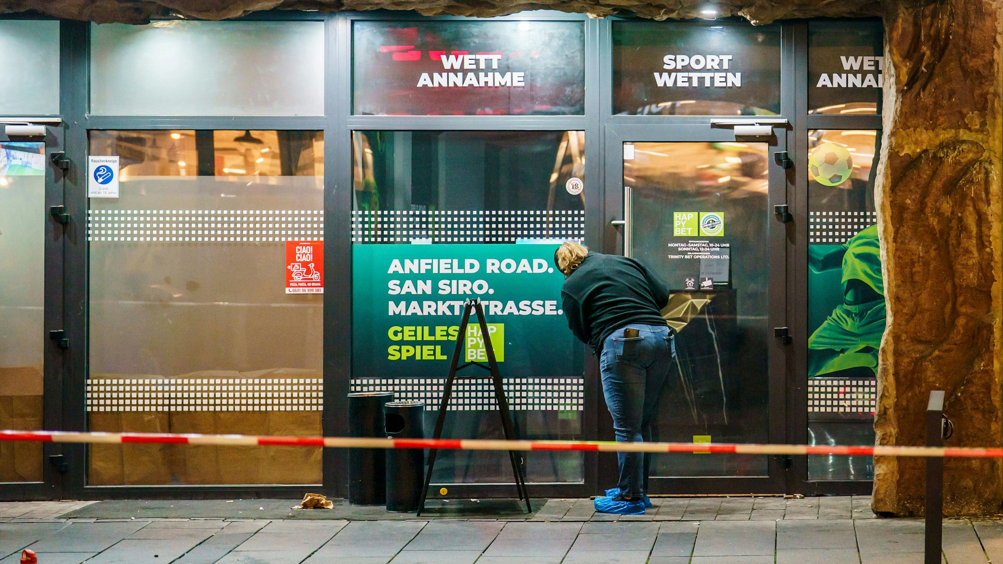 Die Spurensicherung ist vor dem Wettbüro, dem Tatort, im Einsatz.