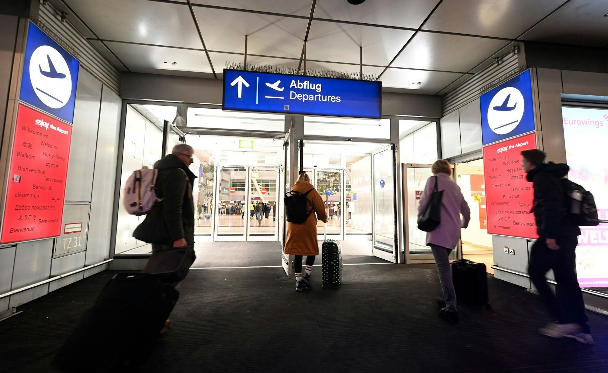 Schon am Morgen machen sich Reisende auf den Weg zu den NRW-Flughäfen.