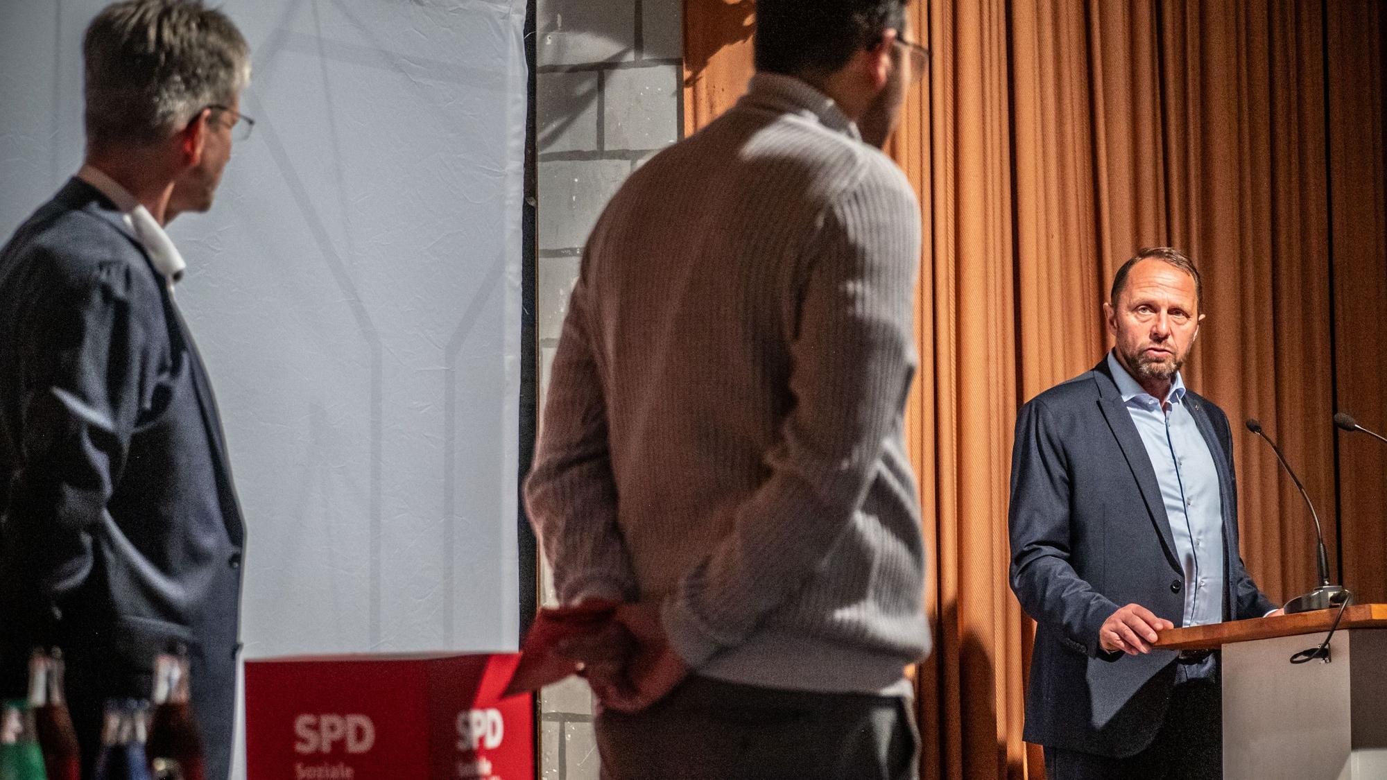 Uwe Richrath ließ sich kurz auf dem SPD-Parteitag im Saal Norhausen blicken. Bild: Ralf Krieger