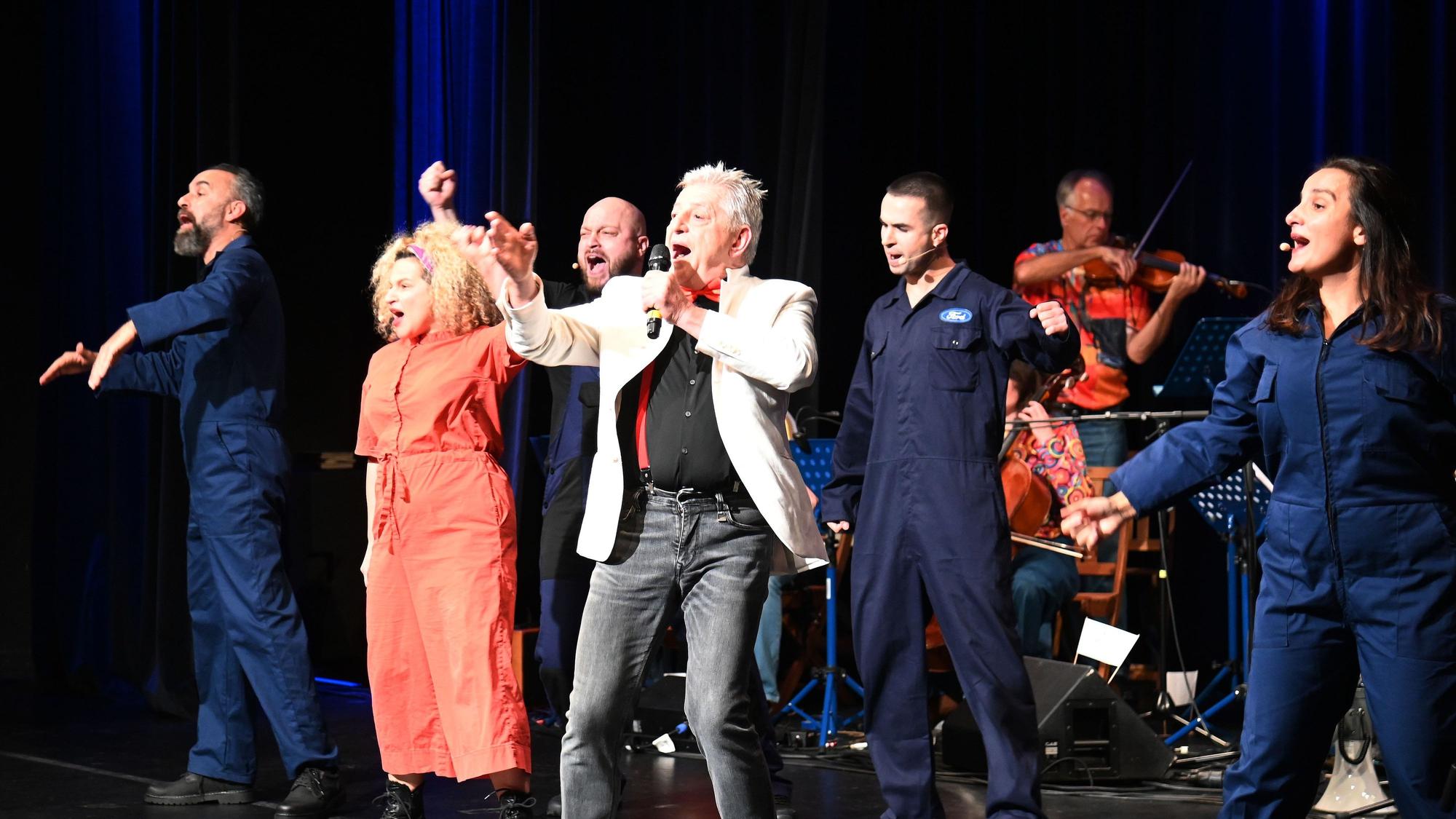 Premiere von „Baha und die wilden 70er“ in der Comedia: Aydin Isik, Mirjam Radovic, Baris Ar, Nedim Hazar, Serdar Arslan und Burcin Keskin (v.l.n.r.)