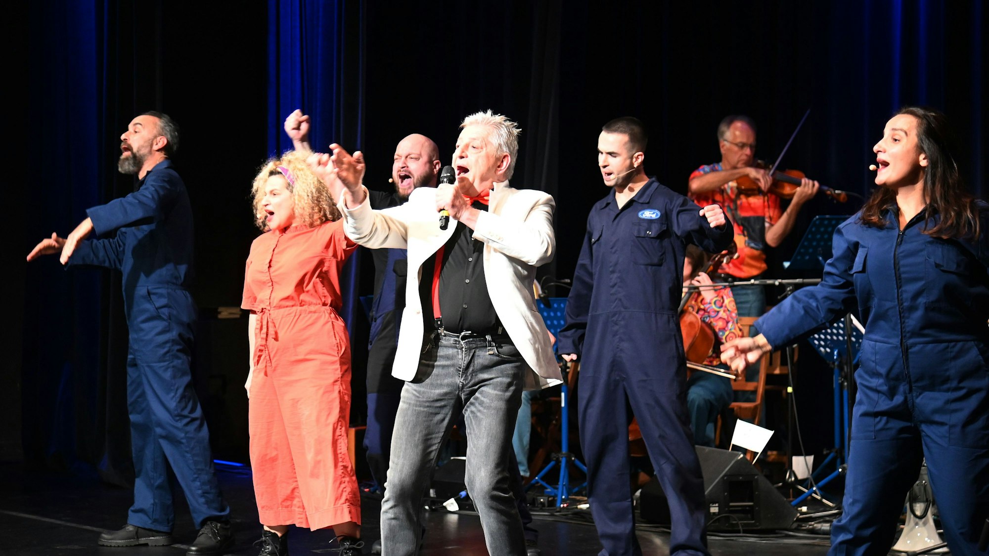 Premiere von „Baha und die wilden 70er“ in der Comedia: Aydin Isik, Mirjam Radovic, Baris Ar, Nedim Hazar, Serdar Arslan und Burcin Keskin (v.l.n.r.)