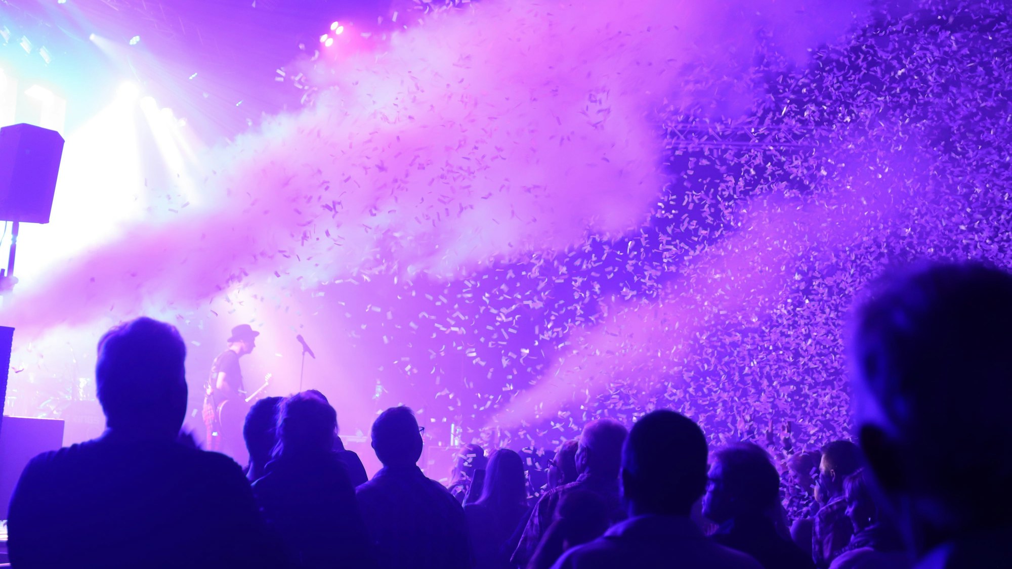 Zum Abschluss gab es weißen Konfettiregen, der auf das Publikum niederregnete.