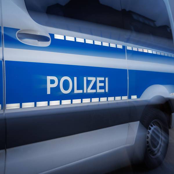 Ein Fahrzeug der Polizei steht auf einer Straße.