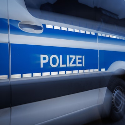 Ein Fahrzeug der Polizei steht auf einer Straße.