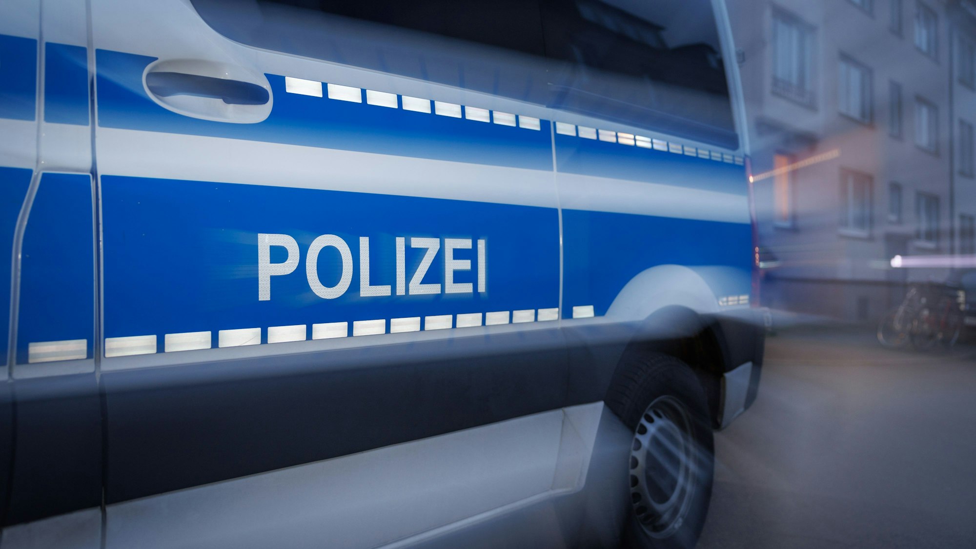 Ein Fahrzeug der Polizei steht auf einer Straße.