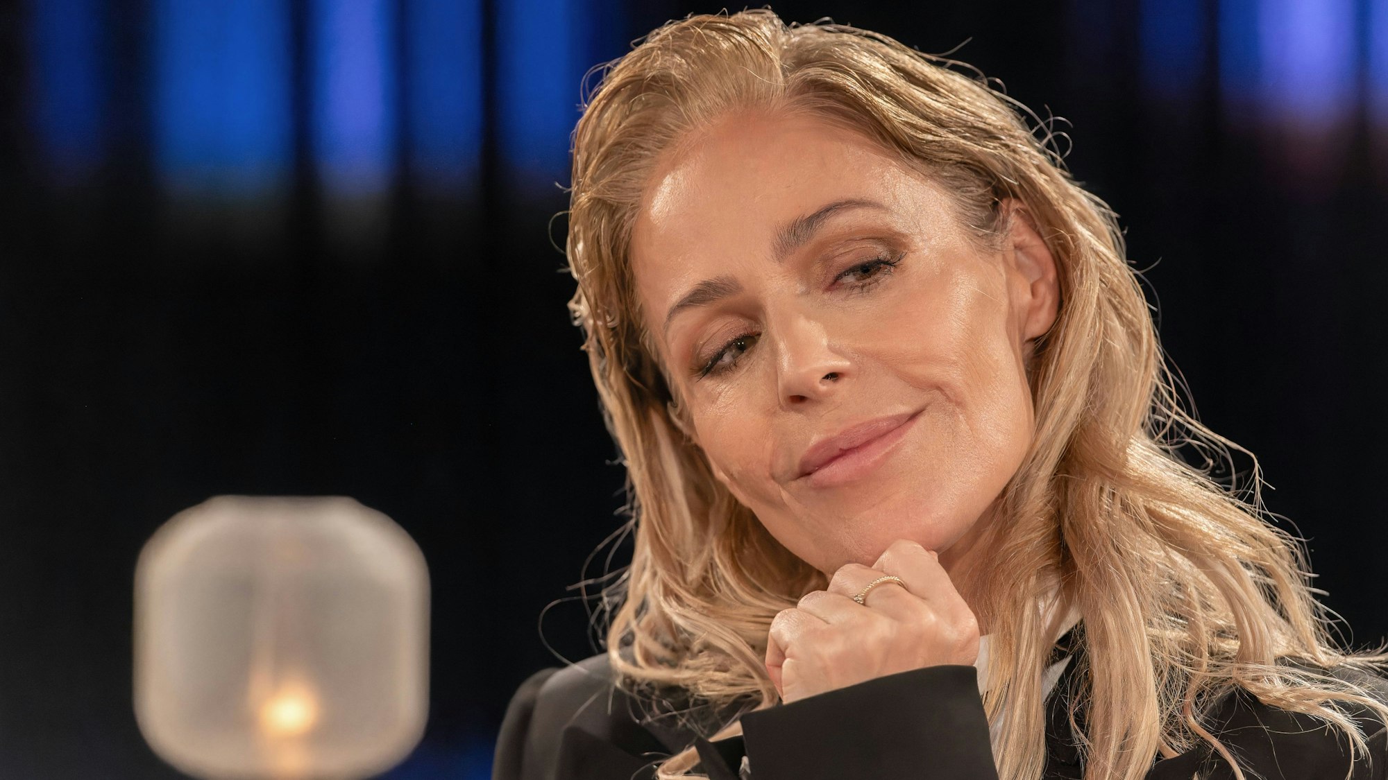 Michelle schaut zur Seite.