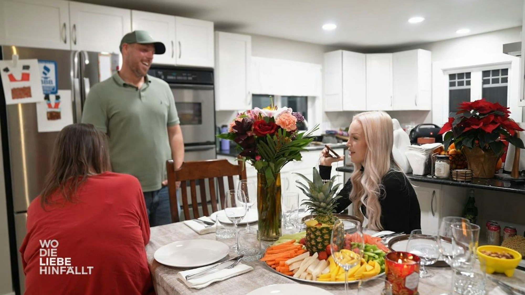 Zusammen mit Joshuas Familie feiert Laura Thanksgiving. Ihr Ehemann ist am Telefon mit dabei. (Bild: RTL)