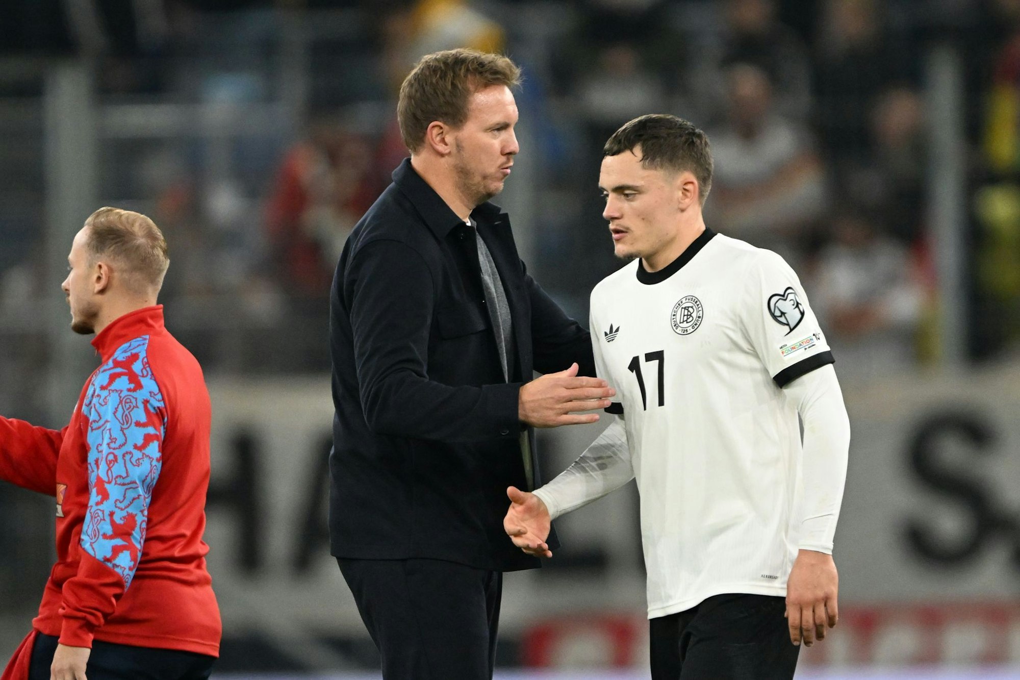 Bundestrainer Nagelsmann (l.) bedankt sich bei Wirtz für seinen Einsatz.