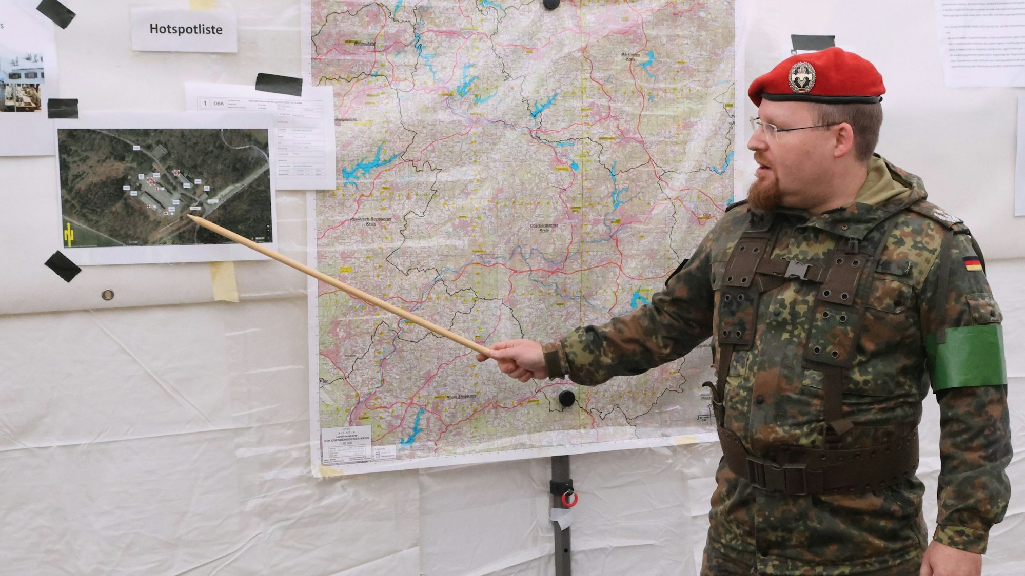 „Romerijke Berge“: Sebastian Rothe, Oberstleutnant der Reserve im Kreisverbindungskommando Oberberg, erläutert die Lage in Reichshof-Mohrenbach.