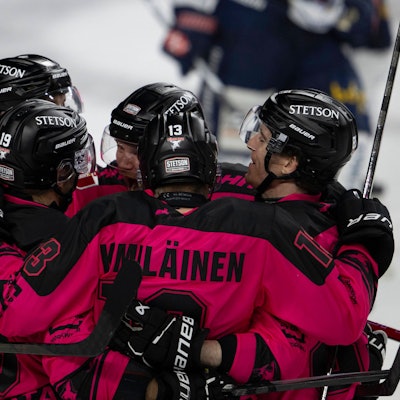 Die Kölner Haie bejubeln einen Treffer.