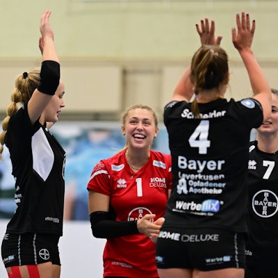 Volleyball I Frauen I Saison 2024-2025 I 2. Bundesliga Pro I 6. Spieltag I Hamburger SV - BayerVolleys Leverkusen I 2.11.2024 spätere MVP Tessa Müller 1, BayerVolleys Leverkusen bejubelt einen Punkt für BayerVolleys Leverkusen mit Ihrem Team Hamburg ETV Sporthalle Hamburg Deutschland *** Volleyball I Women I Season 2024 2025 I 2 Bundesliga Pro I 6 Matchday I Hamburger SV BayerVolleys Leverkusen I 2 11 2024 later MVP Tessa Müller 1, BayerVolleys Leverkusen celebrates a point for BayerVolleys Leverkusen with her team Hamburg ETV Sporthalle Hamburg Germany Copyright: xLobeca/AndreasxHannigx