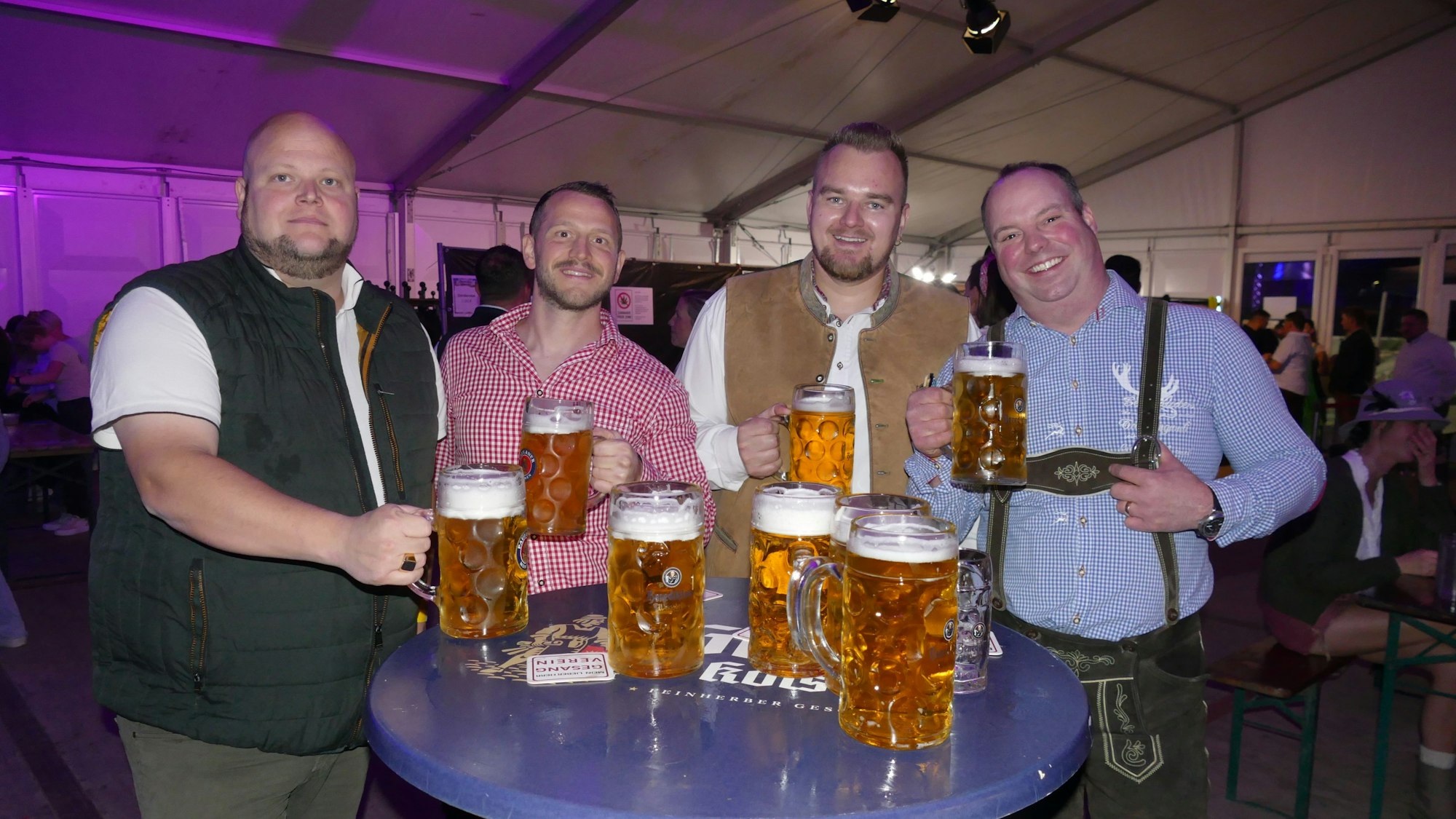 Bier in Maßkrügen gehört auf dem Seelscheider Oktoberfest selbstverständlich dazu.