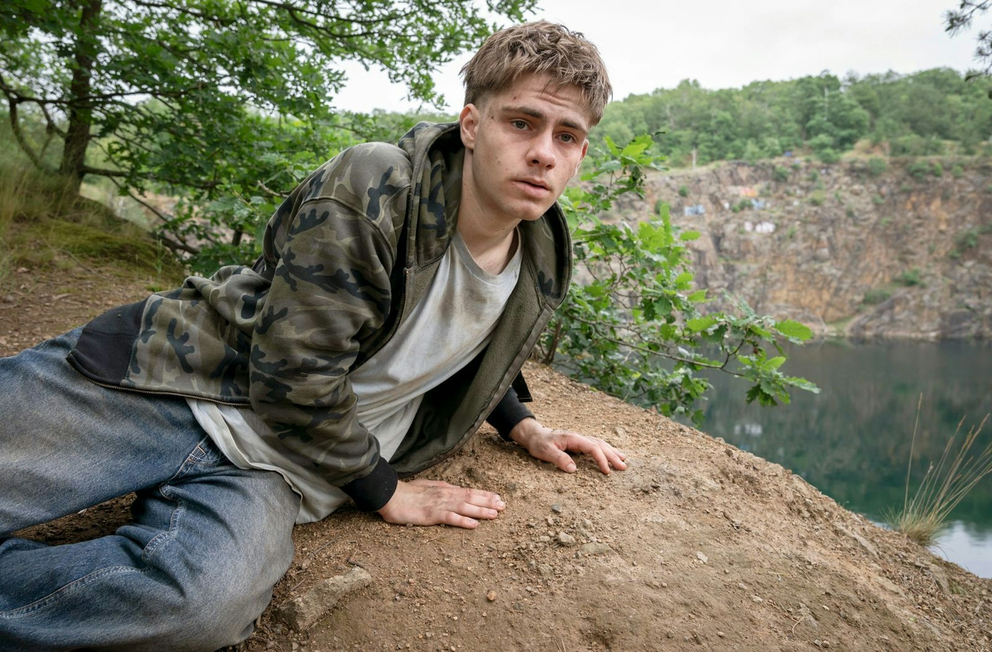 Niemand mag Pascal (Florian Geißelmann). Der 17-Jährige ist ein anstrengender Typ. Mit seiner Freundin ist er aus dem Heim „Siebenschläfer“ abgehauen. Nun ist das Mädchen tot und er wacht benebelt am See auf. (Bild: MDR/MadeFor Film/Steffen Junghans)