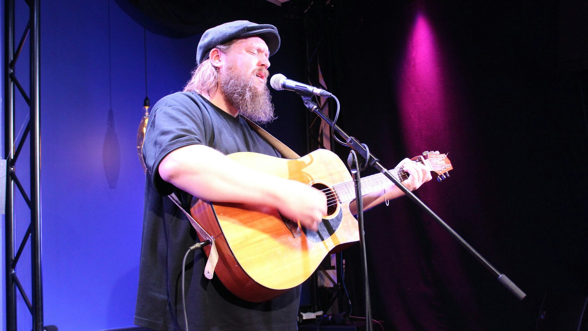 Das Bild zeigt den Singer-Songwriter The Lake and the Wolf bei seinem Auftritt im Studio 93.