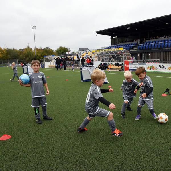 Die Kleinsten des SSV Homburg-Nümbrecht durften am vergangenen Samstag beim Sportfest zur Eröffnung des neuen Vereinsheims und der neuen Tribüne an der Gouvieuxstraße als erste auflaufen.