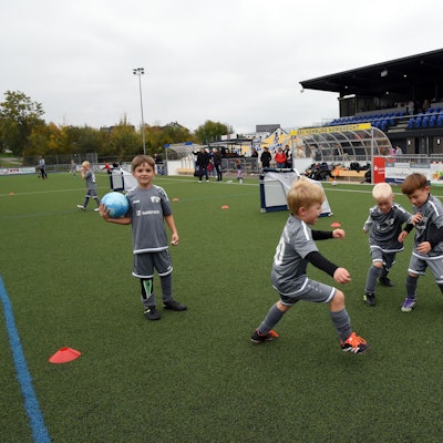 Die Kleinsten des SSV Homburg-Nümbrecht durften am vergangenen Samstag beim Sportfest zur Eröffnung des neuen Vereinsheims und der neuen Tribüne an der Gouvieuxstraße als erste auflaufen.