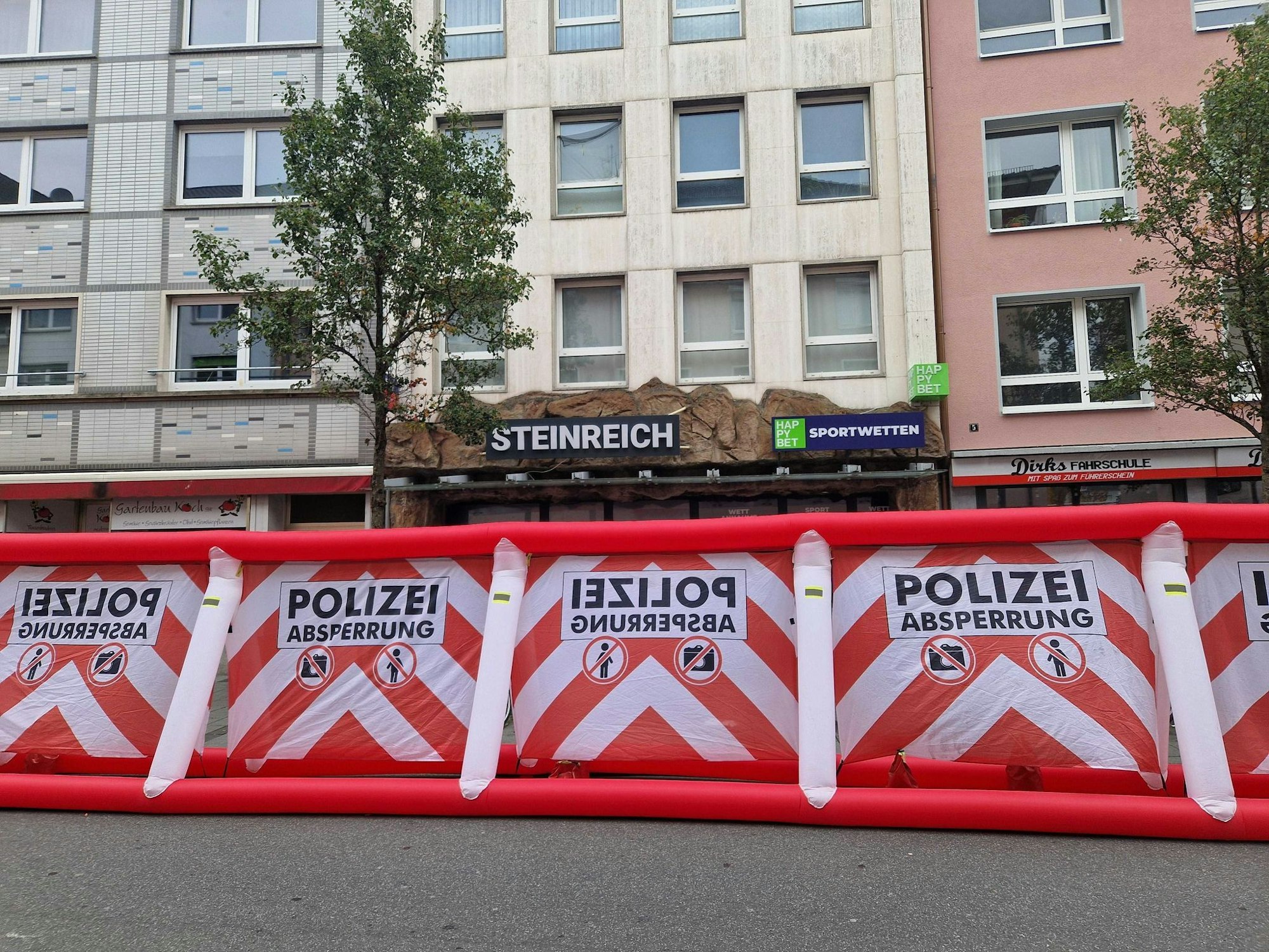 Bei Schüssen in einem Wettbüro in der Innenstadt von Gießen sind drei Menschen verletzt worden.