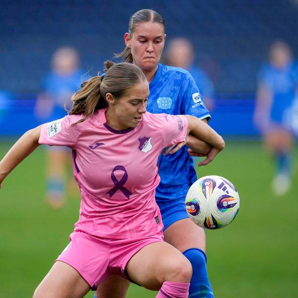 v.li.: Jamilla Sofia Rankin TSG, 5, Valentina Mädl B04, 17, Zweikampf, Spielszene, Duell, duel, tackle, tackling, Dynamik, Action, Aktion, im pinken Sondertrikot zum Pink October im Brustkrebsmonat Oktober Breast Cancer Awareness Month, um Vorbeugung, Erforschung und Behandlung von Brustkrebs in das öffentliche Bewusstsein zu rücken, Rosa Schleife, 12.10.2025, Sinsheim Hoffenheim Deutschland, Fussball, Google Pixel Frauen-Bundesliga, TSG 1899 Hoffenheim - Bayer 04 Leverkusen, DFB/DFL REGULATIONS PROHIBIT ANY USE OF PHOTOGRAPHS AS IMAGE SEQUENCES AND/OR QUASI-VIDEO. *** v li Jamilla Sofia Rankin TSG, 5 , Valentina Mädl B04, 17 , duel, duel, tackle, tackling, dynamics, action, action, in a special pink jersey for Pink October in Breast Cancer Awareness Month October to raise public awareness of prevention, research and treatment of breast cancer, Pink Ribbon, 12 10 2025, Sinsheim Hoffenheim Germany , Soccer, Google Pixel Womens Bundesliga, TSG 1899 Hoffenheim Bayer 04 Leverkusen, DFB DFL REGULATES PROHIBIT ANY USE OF PHOTOGRAPHS AS IMAGE SEQUENCES AND OR QUASI VIDEO xozx