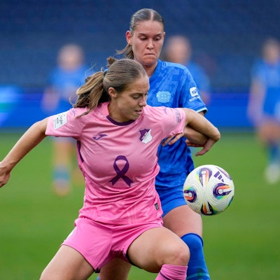 v.li.: Jamilla Sofia Rankin TSG, 5, Valentina Mädl B04, 17, Zweikampf, Spielszene, Duell, duel, tackle, tackling, Dynamik, Action, Aktion, im pinken Sondertrikot zum Pink October im Brustkrebsmonat Oktober Breast Cancer Awareness Month, um Vorbeugung, Erforschung und Behandlung von Brustkrebs in das öffentliche Bewusstsein zu rücken, Rosa Schleife, 12.10.2025, Sinsheim Hoffenheim Deutschland, Fussball, Google Pixel Frauen-Bundesliga, TSG 1899 Hoffenheim - Bayer 04 Leverkusen, DFB/DFL REGULATIONS PROHIBIT ANY USE OF PHOTOGRAPHS AS IMAGE SEQUENCES AND/OR QUASI-VIDEO. *** v li Jamilla Sofia Rankin TSG, 5 , Valentina Mädl B04, 17 , duel, duel, tackle, tackling, dynamics, action, action, in a special pink jersey for Pink October in Breast Cancer Awareness Month October to raise public awareness of prevention, research and treatment of breast cancer, Pink Ribbon, 12 10 2025, Sinsheim Hoffenheim Germany , Soccer, Google Pixel Womens Bundesliga, TSG 1899 Hoffenheim Bayer 04 Leverkusen, DFB DFL REGULATES PROHIBIT ANY USE OF PHOTOGRAPHS AS IMAGE SEQUENCES AND OR QUASI VIDEO xozx