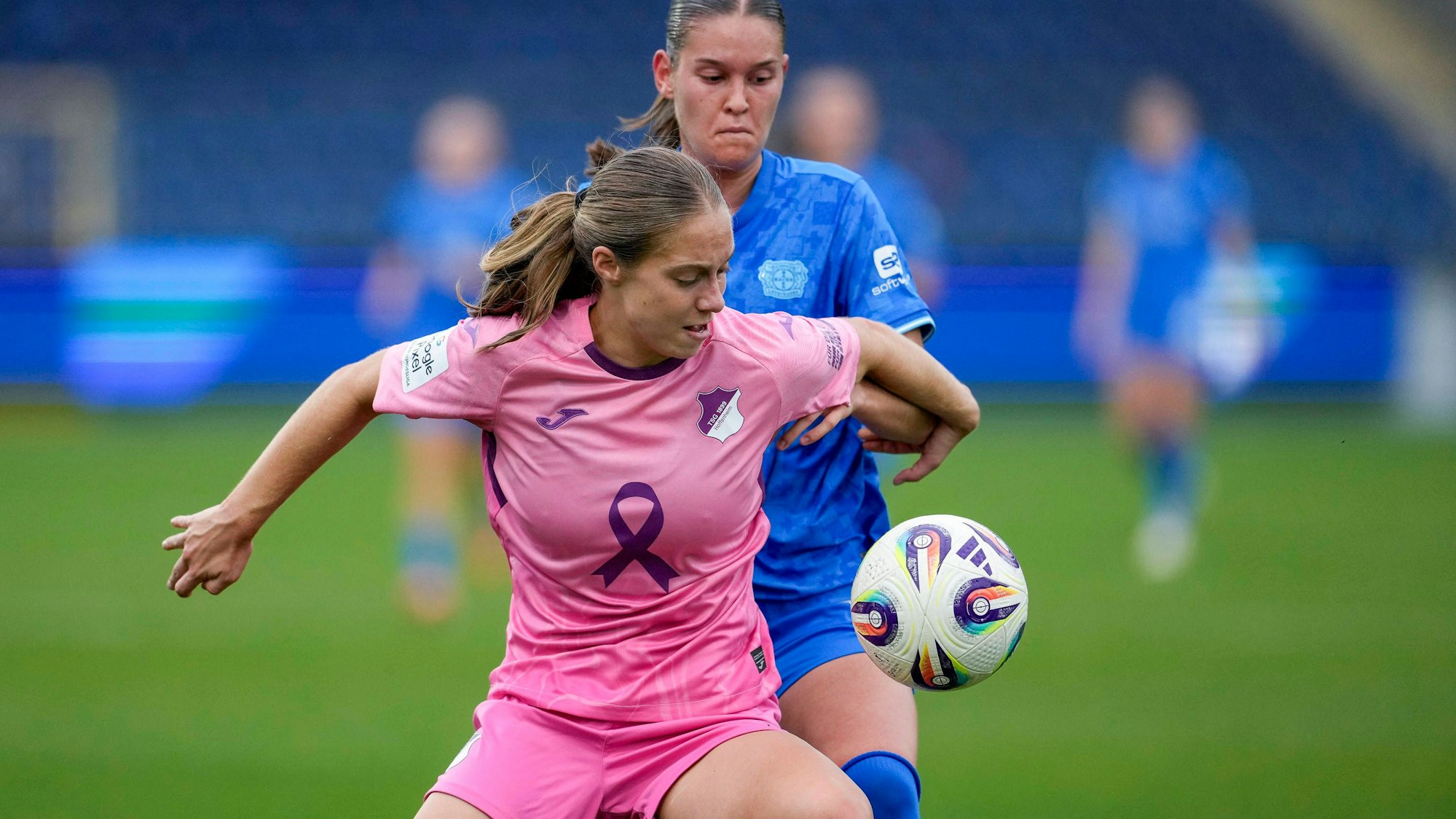 v.li.: Jamilla Sofia Rankin TSG, 5, Valentina Mädl B04, 17, Zweikampf, Spielszene, Duell, duel, tackle, tackling, Dynamik, Action, Aktion, im pinken Sondertrikot zum Pink October im Brustkrebsmonat Oktober Breast Cancer Awareness Month, um Vorbeugung, Erforschung und Behandlung von Brustkrebs in das öffentliche Bewusstsein zu rücken, Rosa Schleife, 12.10.2025, Sinsheim Hoffenheim Deutschland, Fussball, Google Pixel Frauen-Bundesliga, TSG 1899 Hoffenheim - Bayer 04 Leverkusen, DFB/DFL REGULATIONS PROHIBIT ANY USE OF PHOTOGRAPHS AS IMAGE SEQUENCES AND/OR QUASI-VIDEO. *** v li Jamilla Sofia Rankin TSG, 5 , Valentina Mädl B04, 17 , duel, duel, tackle, tackling, dynamics, action, action, in a special pink jersey for Pink October in Breast Cancer Awareness Month October to raise public awareness of prevention, research and treatment of breast cancer, Pink Ribbon, 12 10 2025, Sinsheim Hoffenheim Germany , Soccer, Google Pixel Womens Bundesliga, TSG 1899 Hoffenheim Bayer 04 Leverkusen, DFB DFL REGULATES PROHIBIT ANY USE OF PHOTOGRAPHS AS IMAGE SEQUENCES AND OR QUASI VIDEO xozx