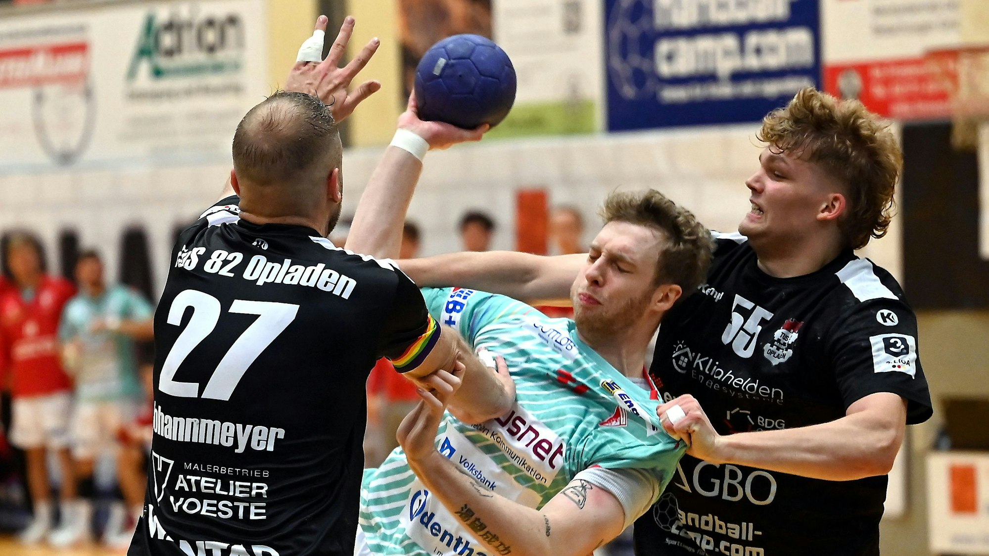 11.10.2025, Handball-Tus Opladen-Longericher SC Köln
links: Fynn Johannmeyer (Opladen)
mitte: Loic Kaysen (Longerich)
rechts: Lucius Hess (Opladen)
Foto: Uli Herhaus