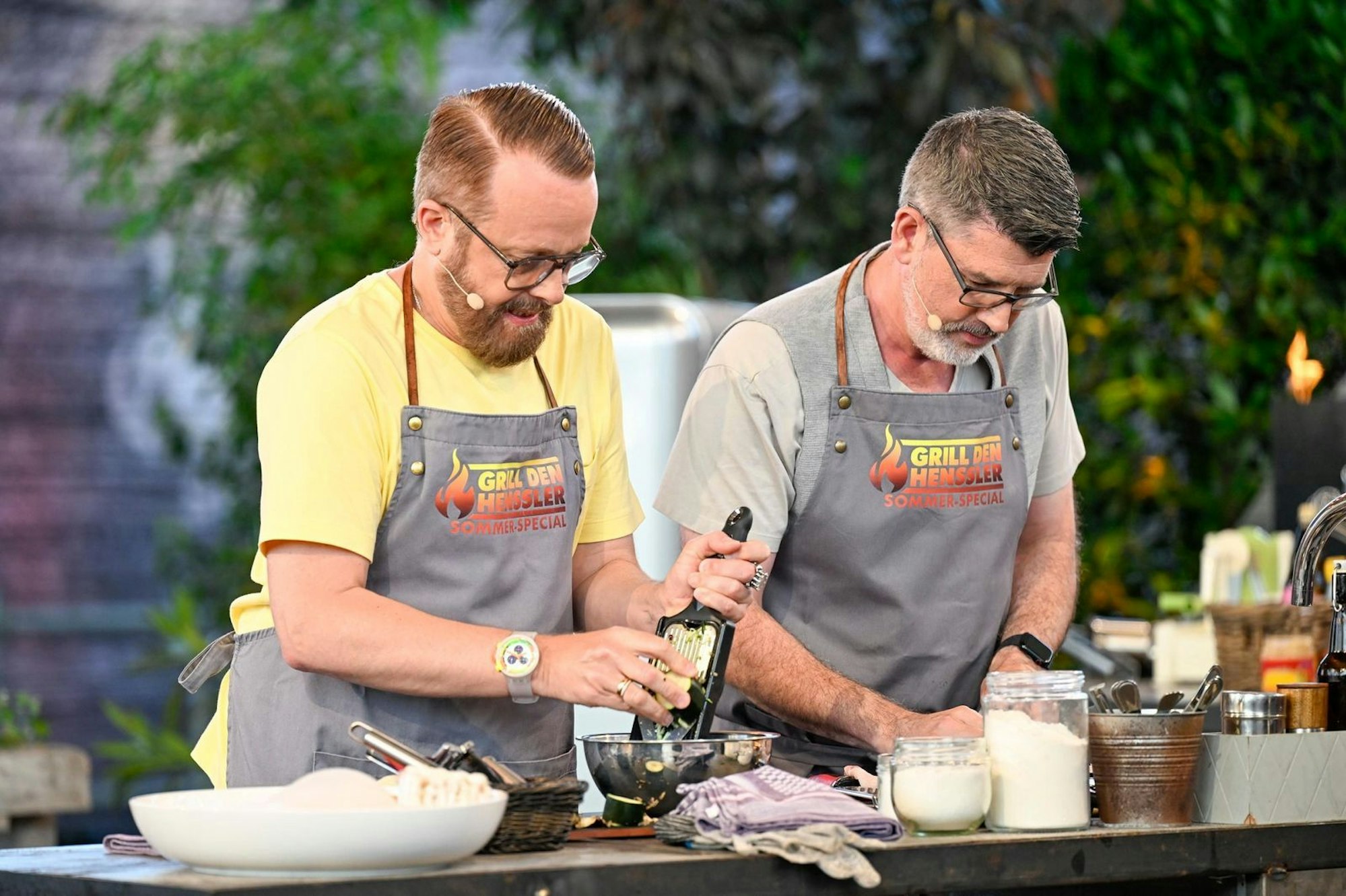 Schlagerstar Ross Antony und sein Mann, Opernsänger Paul Reeves, geben Henssler mit ihrer süßen Nachspeise „Biskuit mit gegrillter Ananas und Toffee Sauce“ Saures. Sie gewinnen 29:28. (Bild: RTL / Markus Hertrich)