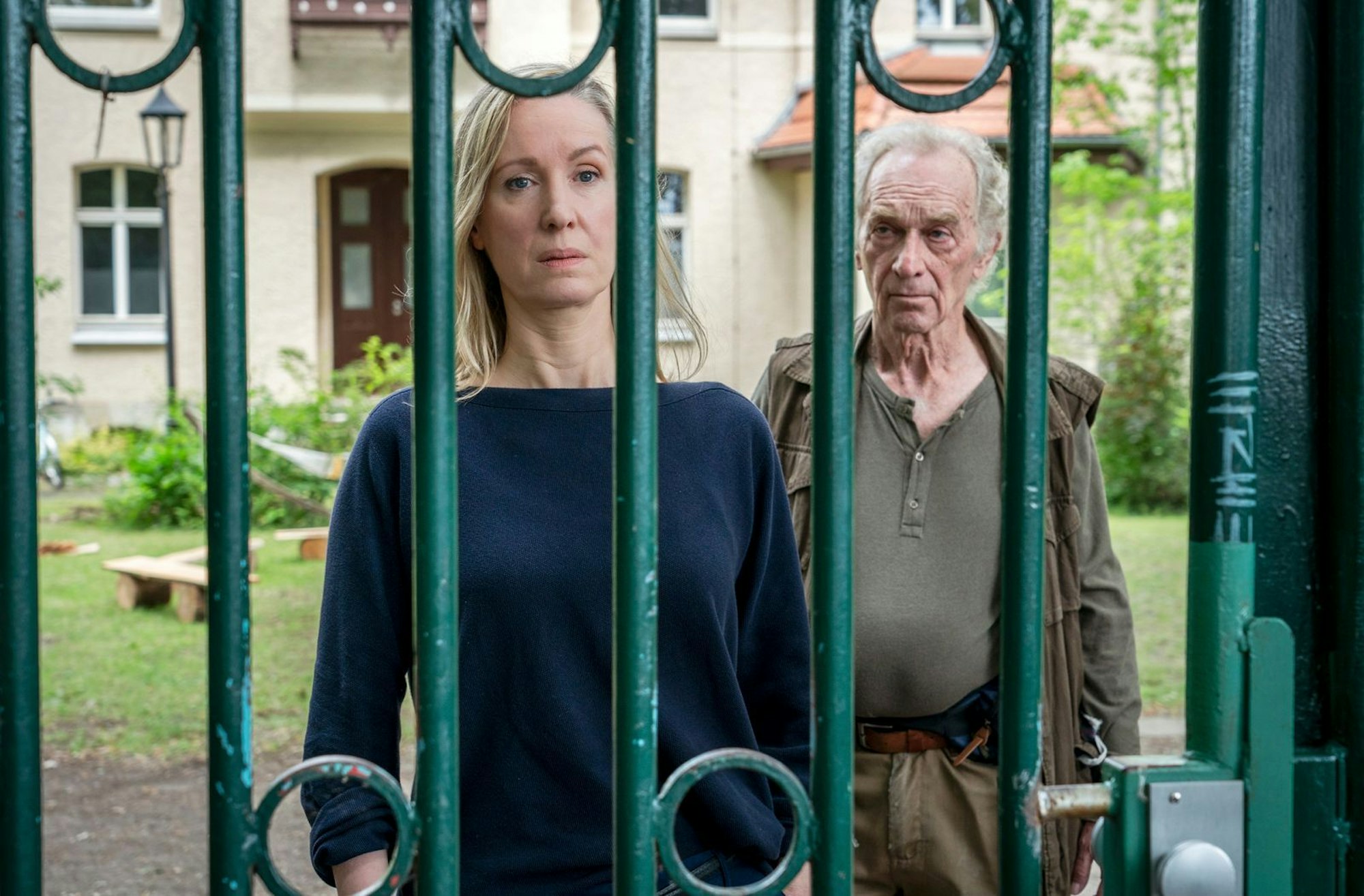 Saskia Rühe (Silvina Buchbauer) ist die Leiterin des Kinderheims „Siebenschläfer“. Erwin Miersch (Elmar Gutmann) arbeitet dort als Hausmeister. (Bild: MDR/MadeFor Film/Steffen Junghans)