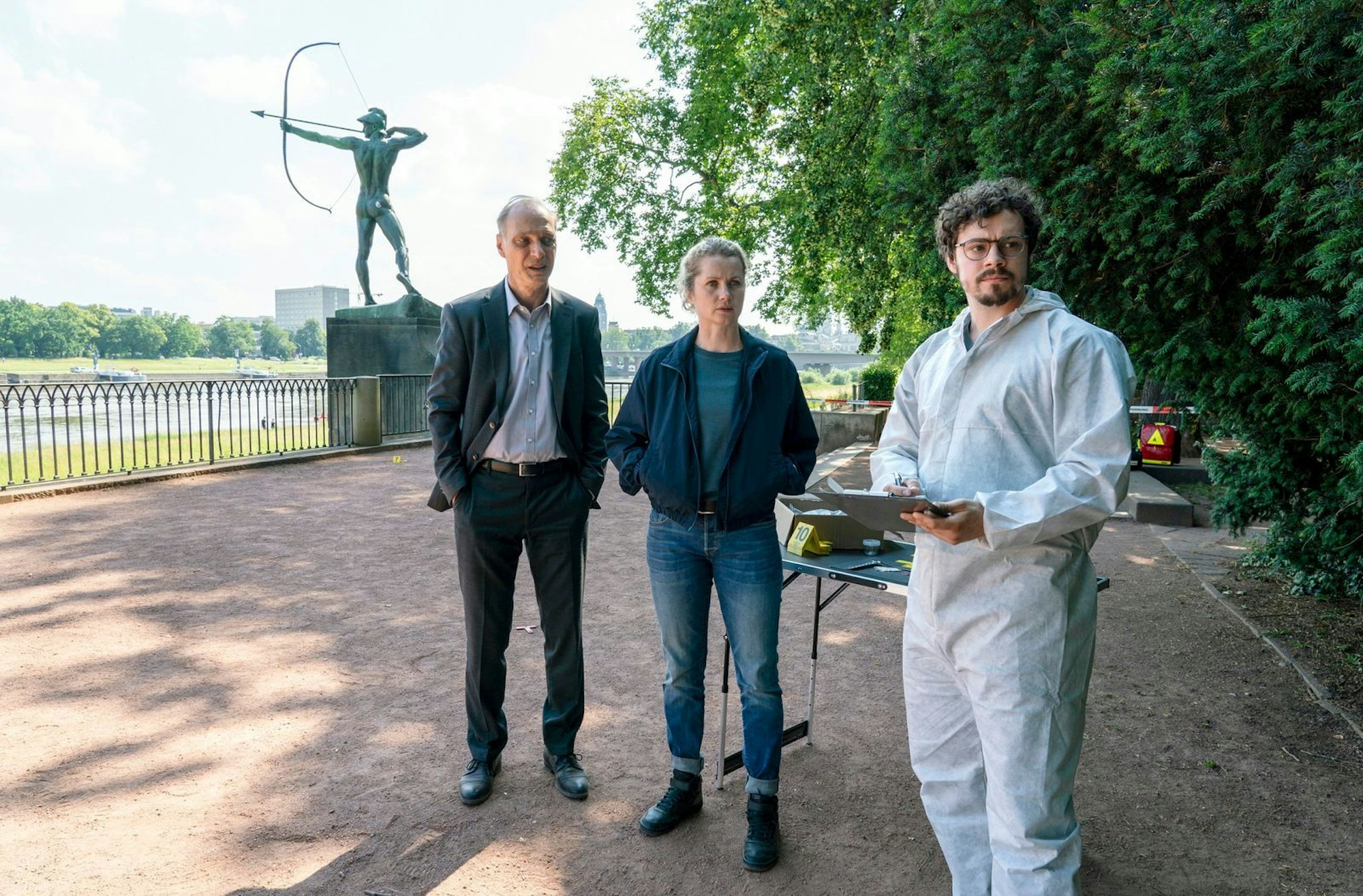 Jetzt packt - wegen Personalmangel - sogar der Chef vor Ort mit an: Peter Schnabel (Martin Brambach, links) untersucht mit Leonie Winkler (Cornelia Gröschel) und Dr. Himpe (Ron Helbig) einen Tatort in Dresden. (Bild: MDR/MadeFor Film/Steffen Junghans)