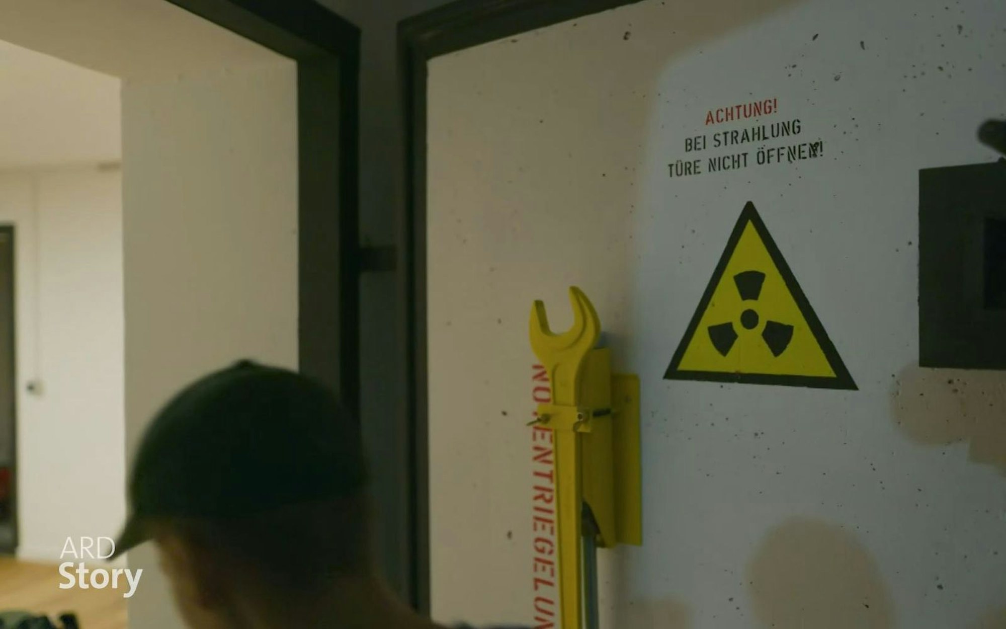Christian Klaus zeigt zusammen mit seinem Sohn seinen fast fertigen Bunker. (Bild: ARD / BR)