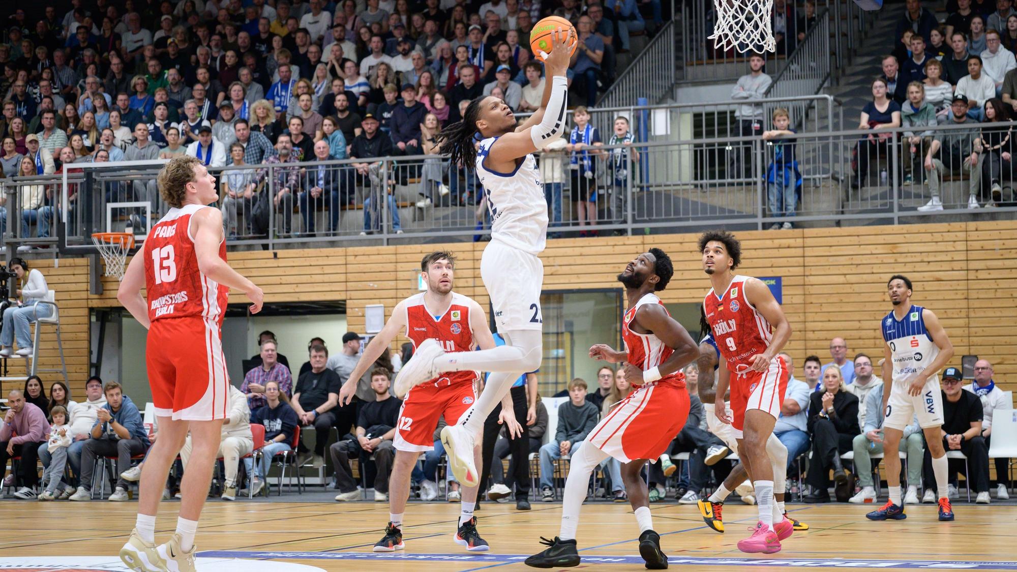 Malek Green (22, VFL SparkassenStars Bochum) im Spiel VFL SparkassenStars Bochum (weiss) gegen RheinStars Köln (rot) am Samstag, den 11. Oktober 2025, in der Rundsorthalle in Bochum. Foto: FUNKE Foto Service / Uwe Ernst
