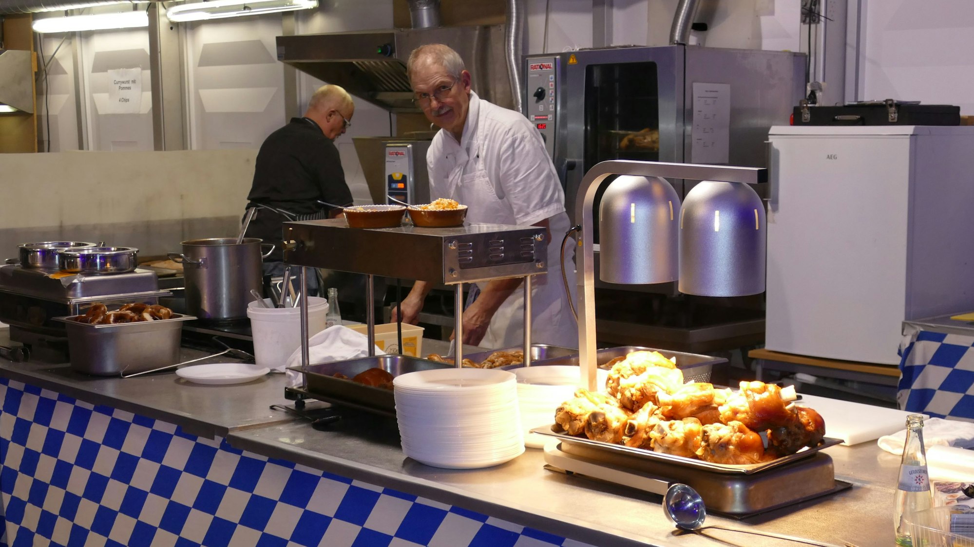 Haxen, Brezn und Sauerkraut gibt es beim Oktoberfest in Seelscheid zu essen.