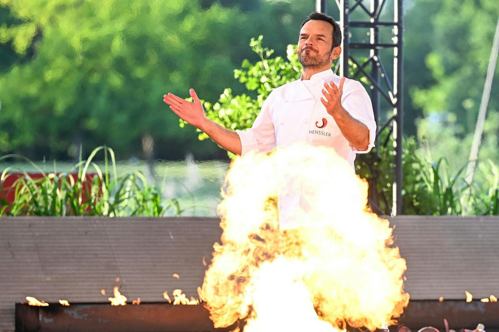 Was für ein Abend. Steffen Henssler gewinnt 116:112. Er und die Promis boten große Grillkunst. Sie erreichten 228 von 249 möglichen Punkten und somit das punktreichste Sommer-Special aller Zeiten. (Bild: RTL / Markus Hertrich)