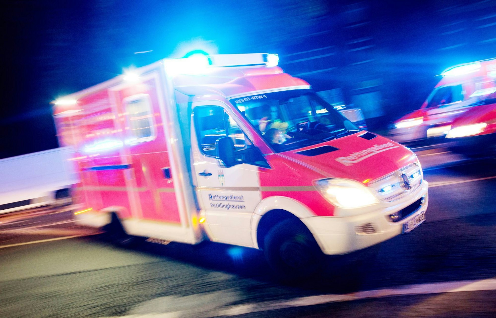 Retter eilten Menschen nach einem Wohnungsbrand in Bochum zu Hilfe. (Symbolbild)