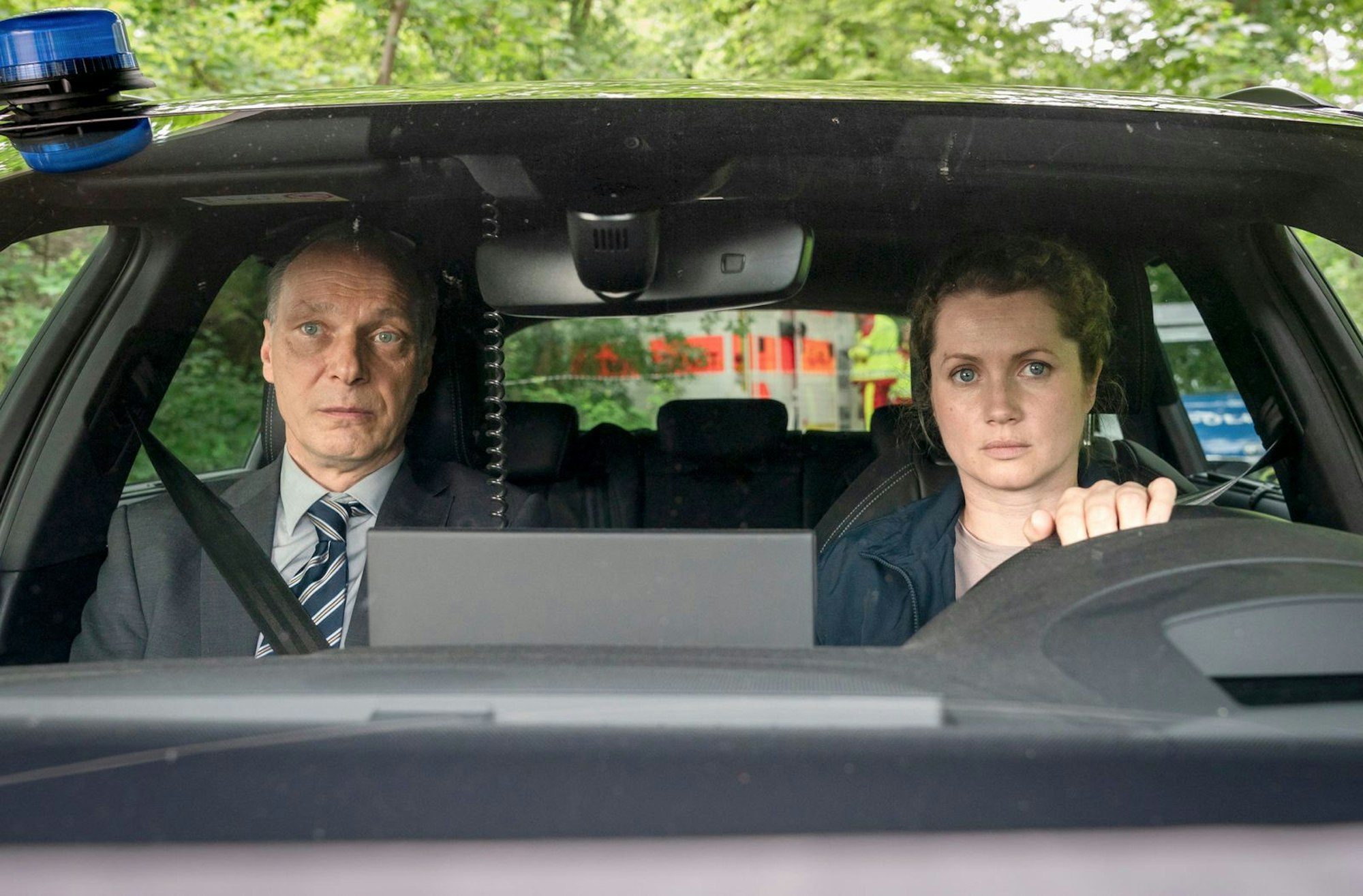 Der neue Dresdener „Tatort: Siebenschläfer“ erzählt aus dem Mikrokosmos Kinderheim. Es ermitteln: Peter Schnabel (Martin Brambach) als Ersatz für die ausgeschiedene Gorniak (Karin Hanczewski) und Leonie Winkler (Cornelia Gröschel). (Bild: MDR/MadeFor Film/Steffen Junghans)