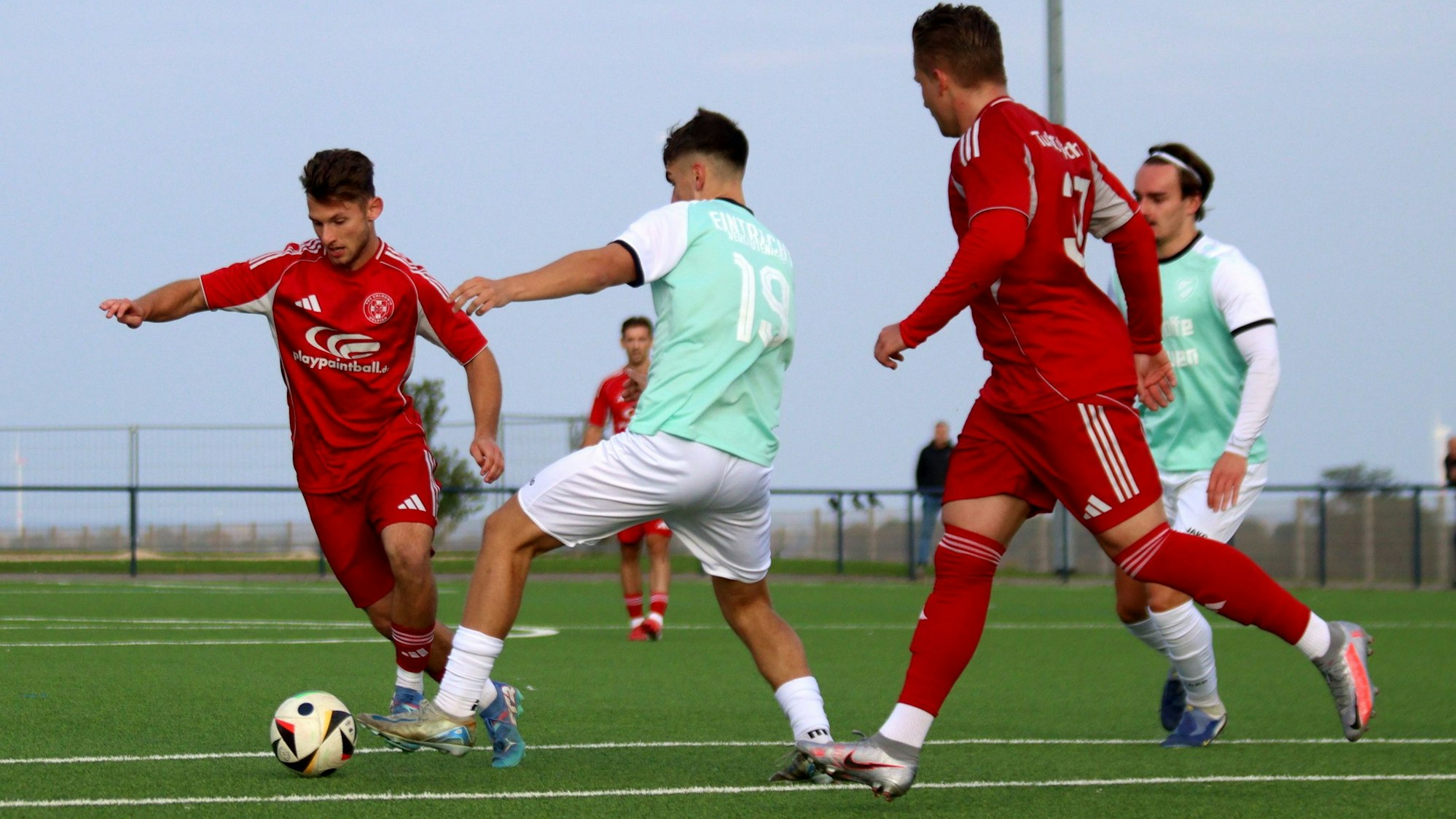 Devin Nickisch dribbelt an einem Gegner vorbei, der versucht, den Ball zu erhaschen.