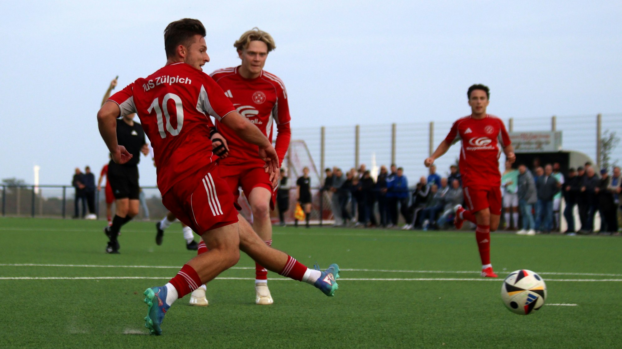 Devin Nickisch schießt aufs Tor, Tim Birkenheuer und im Hintergrund Marlon Große beobachten ihn.
